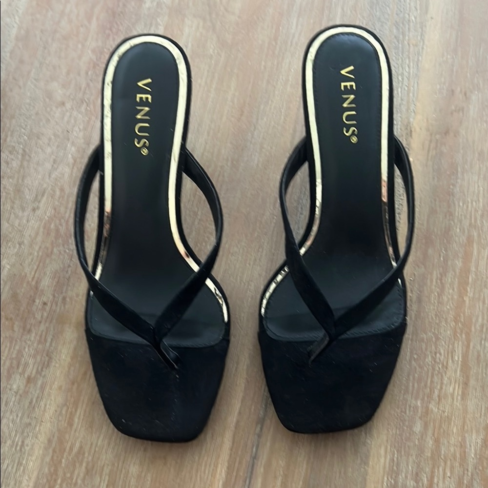 VENUS Black Sandals Sleek Design